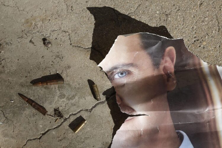 Un cartel roto con el rostro del expresidente sirio, Bachar Al Assad, yace en el suelo junto a varios casquillos de bala, en Damasco, Siria, el día en que cayó su régimen, el 8 de diciembre de 2024. EFE/Antonio Pedro Santos