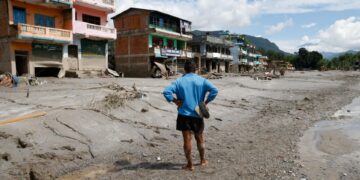 Al menos 180 muertos y casi 1.400 desaparecidos reportados por Nepal y China