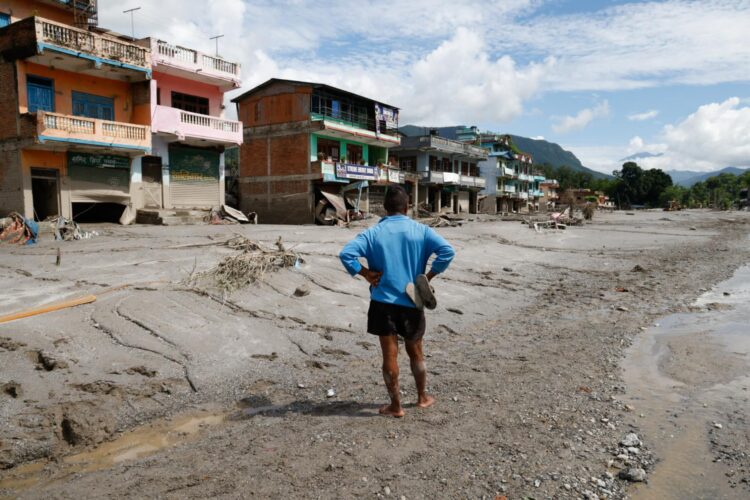 Una persona observa las casas afectadas por la riada en Nepal. 
EFE/EPA/NARENDRA SHRESTHA