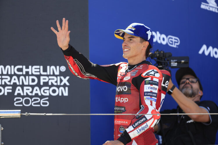 El piloto de MotoGP Marc Márquez, de Ducati Lenovo Team, celebra en el podio tras ganar el Gran Premio de Aragón de MotoGP disputado este domingo en el circuito turolense de Motorland Alcañiz. EFE/Javier Cebollada