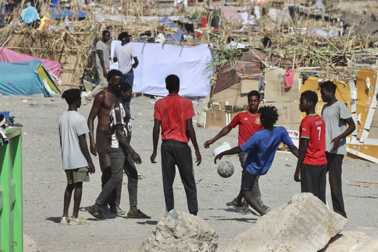 Situación este martes en la playa del Trampolín de Ceuta. Más de un centenar de inmigrantes acampados en la playa del Trampolín, en Ceuta, tras atravesar la frontera de Marruecos el pasado 30 de julio iniciaron el lunes una huelga de hambre para pedir asilo en España y han asegurado que solo buscan "una vida buena". EFE/Reduan