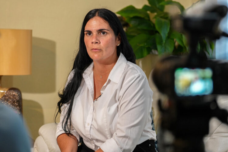 Igrayne Ribot Hernández reacciona durante una entrevista por video a su esposo,Carlos Rodríguez, este miércoles en Miami (Estados Unidos). EFE/ Alberto Boal