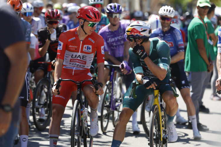 El ciclista esloveno Tadej Pogacar (i), del equipo UAE, conversa con el belga Wout Van Aert (d), del Visma-Lease a Bike, antes de la salida de la octava etapa de La Vuelta, disputada este sábado y en la que el hasta ese momento líder de la general debió retirarse tras una dura caída. EFE/Javier Lizón