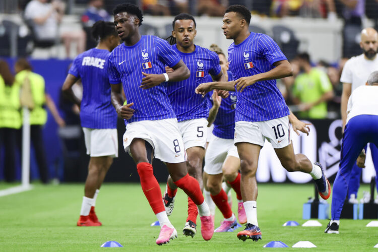 Fotografía del 14 de julio, en la que puede verse los jugadores de la selección francesa de fútbol Kylian Mbappé (d) y Aurélien Tchouameni (i), durante el Mundial de Estados Unidos, México y Canadá. EFE/ Carlos Ramírez