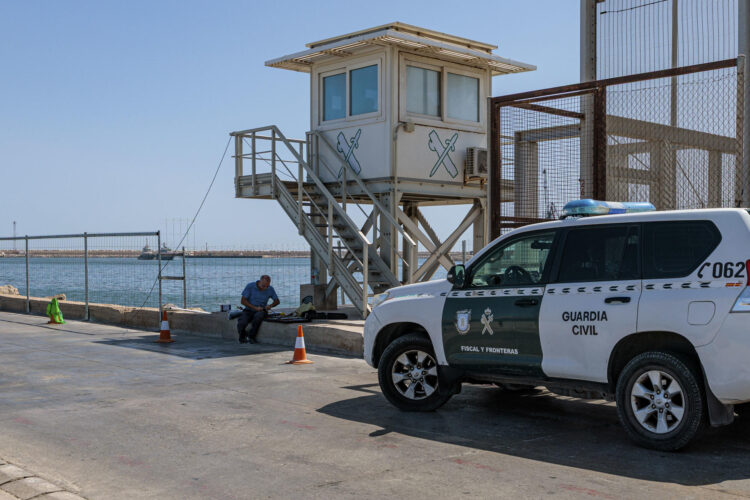 .- Instalación de vallas en el dique sur de la frontera de Melilla con Marruecos. Una semana después de que se desatara la crisis migratoria que hizo a todo el mundo volver los ojos hacia la España africana, Melilla ha recuperado la normalidad en sus fronteras y, aunque respira aliviada de no haber vivido el dramatismo de Ceuta, es consciente de que la tranquilidad nunca está garantizada del todo. EFE / Giner