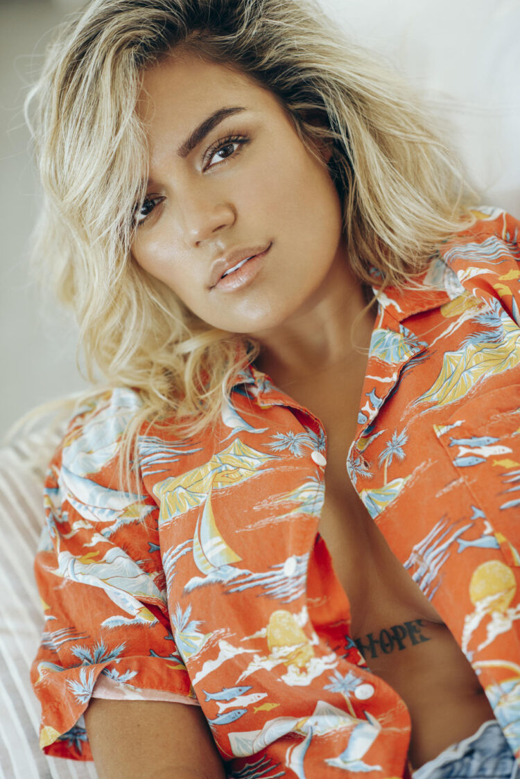 Fotografía cedida este 6 de agosto por Telemundo donde aparece la cantante colombiana Karol G, quien anunció para mañana el lanzamiento de su álbum: 'No me arrepiento de sentir tanto'. EFE/Telemundo