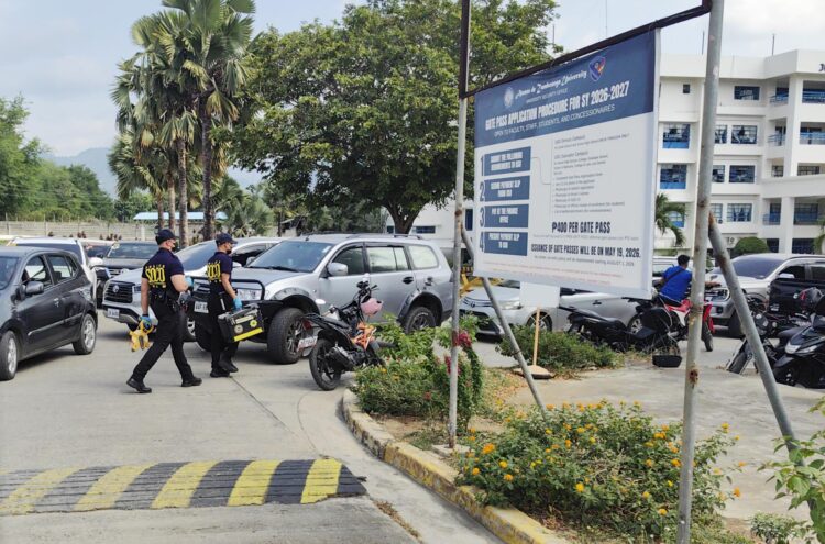 La policía filipina inspecciona el colegio Ateneo de Zamboanga University tras un tiroteo registrado este martes en el recinto.
EFE/EPA/LAURENZ CASTILLO