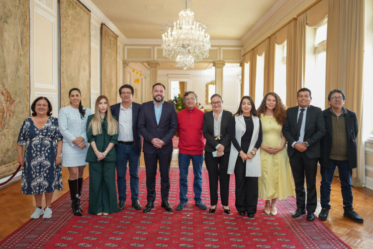 Fotografía tomada de la cuenta en X @UNGRD de la Unidad Nacional para la Gestión del Riesgo de Desastres que muestra al presidente saliente de Colombia, Gustavo Petro (c), junto algunos de sus ministros y colaboradores este miércoles, en Bogotá (Colombia). EFE/ @UNGRD