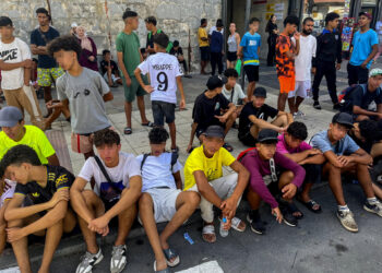 Cientos de menores deambulan por Ceuta desde hace una semana a la espera de ser atendidos
