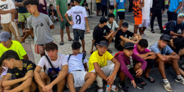 Cientos de menores deambulan por Ceuta desde hace una semana a la espera de ser atendidos