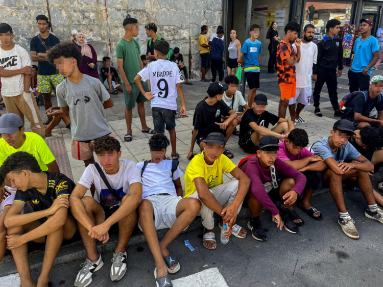 Decenas de menores que entraron irregularmente en Ceuta el pasado 30 de julio se acumulan desde primeras horas de este viernes a las puertas de la Jefatura Superior de Policía de la ciudad para ser identificados. EFE/Reduan