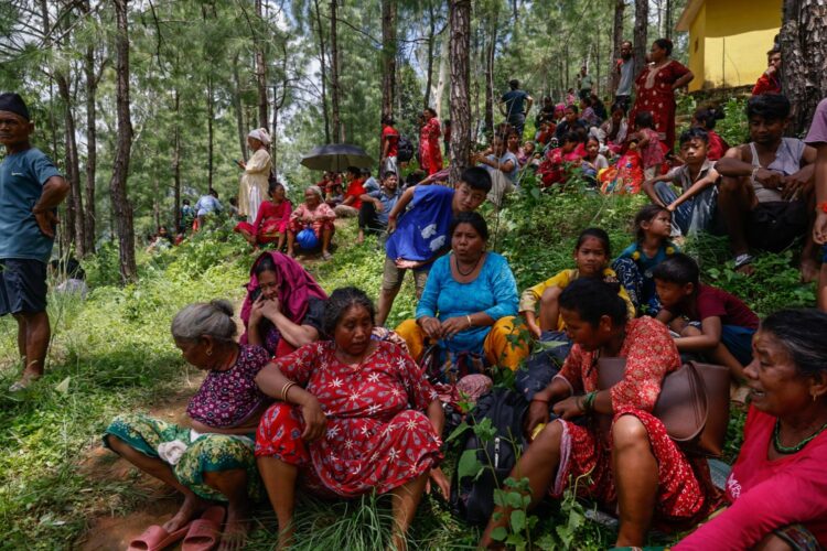 Nuwakot (Nepal), 28/08/2026.- Personan se refugian en un lugar más seguro tras otra alerta de inundación repentina en el distrito de Nuwakot, Nepal, tras la masiva riada del miércoles. EFE/EPA/NARENDRA SHRESTHA