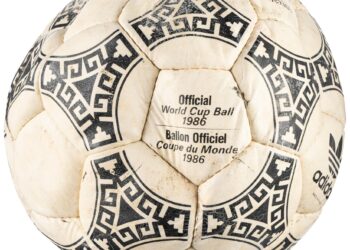 El balón de la «Mano de Dios» de Maradona se subasta por más de 3 millones de dólares