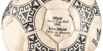 El balón de la «Mano de Dios» de Maradona se subasta por más de 3 millones de dólares