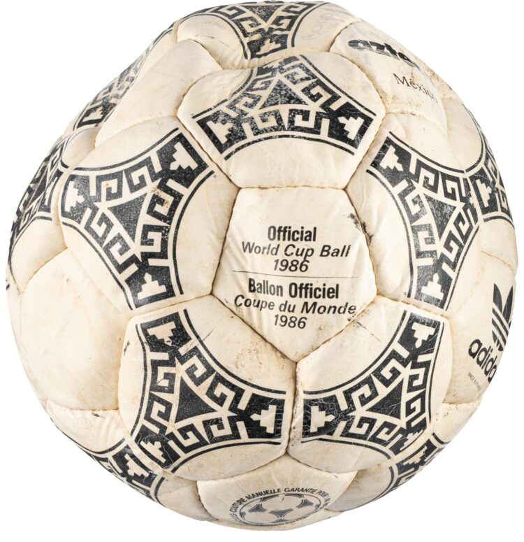 Fotografía cedida por Heritage Auctions donde se aprecia el balón oficial con el que el exfutbolista argentino Diego Armando Maradona convirtió el gol de la "Mano de Dios" para Argentina ante Inglaterra en el Mundial de 1986. El balón de la "Mano de Dios" de Maradona se vendió en subasta por 3,35 millones de dólares (2,9 millones de euros) en Heritage Auctions, en Estados Unidos, este fin de semana. EFE/ Heritage Auctions