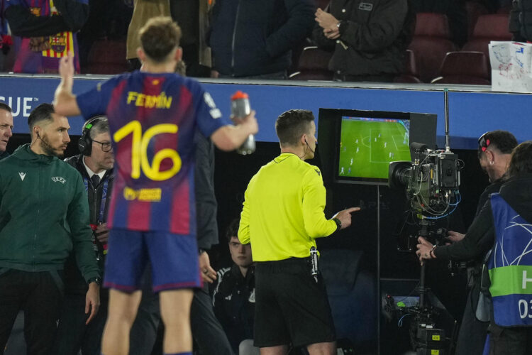 El árbitro Fracois Letexier consulta en la pantalla del VAR antes de señalar penalti a favor del Barcelona durante el partido de vuelta de los octavos de final de la Liga de Campeones disputado entre el Barcelona y el Newcastle, en el Camp Nou. EFE/ Siu Wu