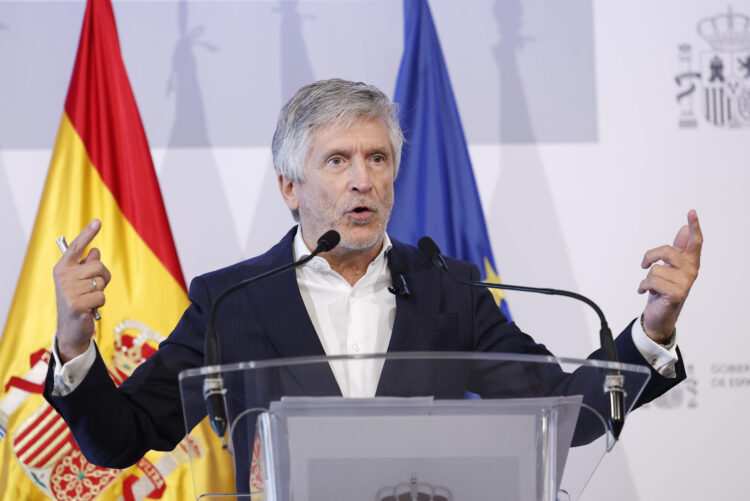 .- El ministro del Interior, Fernando Grande-Marlaska, durante la rueda de prensa que ha ofrecido este martes en Madrid tras asistir a la reunión del consejo extraordinario de ministros del Interior de la UE celebrada de manera telemática, para analizar la situación tras la crisis migratoria ocurrida en Ceuta la pasada semana. EFE/ Chema Moya