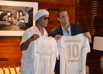 Ronaldinho aterriza en Italia para su presentación como nuevo jugador del Ravenna