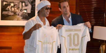 Ronaldinho aterriza en Italia para su presentación como nuevo jugador del Ravenna