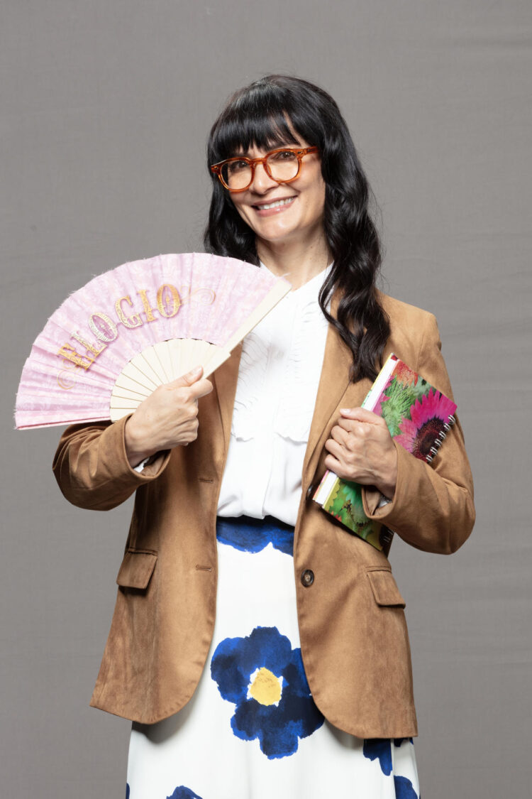 Fotografía cedida por Amazon Prime Video que muestra a la actriz Ana María Orozco representando a 'Betty la Fea'. EFE/ Amazon Prime Video