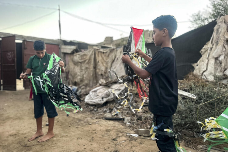 Fotografía de archivo de niños en la Franja de Gaza. EFE/ Ahmad Awad