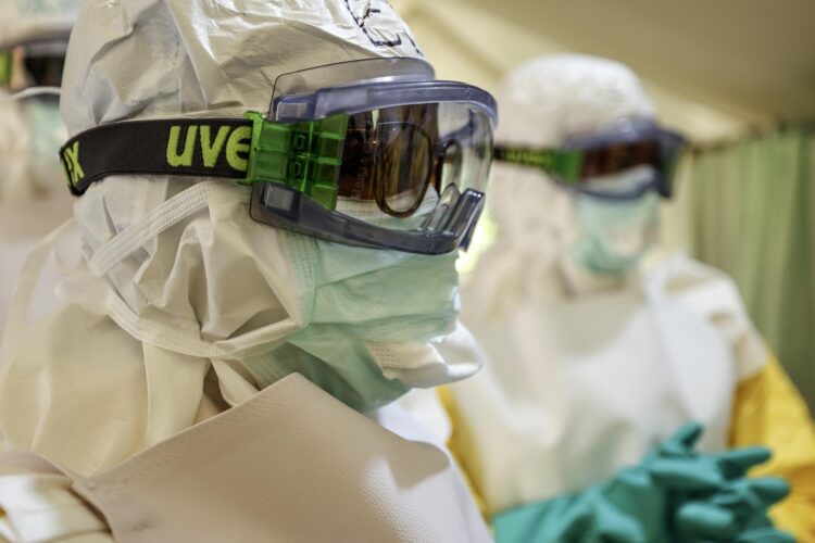 Imagen de archivo de trabajadores sanitarios. EFE/EPA/DANIEL IRUNGU