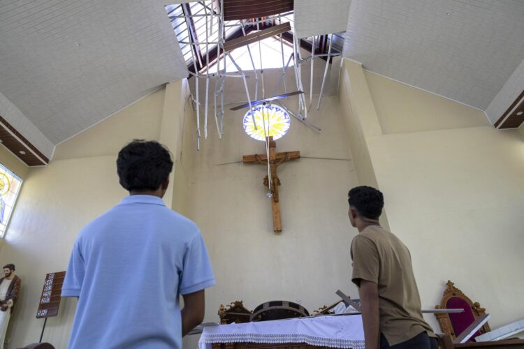 Daños en una iglesia de la localidad de Sikka, en la isla de Flores, sur de Indonesia, a raíz del terremoto de magnitud 7,7 registrado el sábado.
EFE/EPA/MADE NAGI