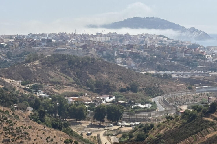 Vista panorámica de Ceuta desde Marruecos. Marruecos ha multiplicado la presencia de fuerzas de seguridad en la frontera de Fnideq (Castillejos en su denominación castellana) con Ceuta, que hoy amaneció blindada para limitar el acceso ante los llamamientos a un nuevo cruce masivo tras la entrada multitudinaria del pasado día 30. EFE/Mohamed Siali