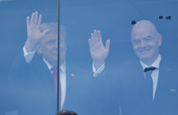 Fotografía del pasado 19 de julio, en la que puede verse al presidente de Estados Unidos, Donald Trump, junto al presidente de la FIFA, Gianni Infantino. EFE/ Lavandeira Jr
