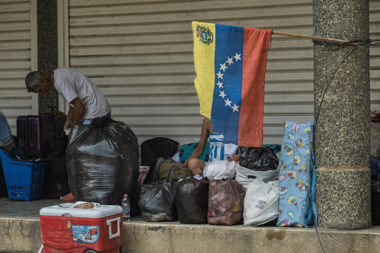 Fotografía de archivo en la que se captó a una pareja en una zona afectada por los terremotos del pasado 24 de junio en Venezuela, en Tanaguaneras (La Guaira, Venezuela). EFE/Henry Chirinos