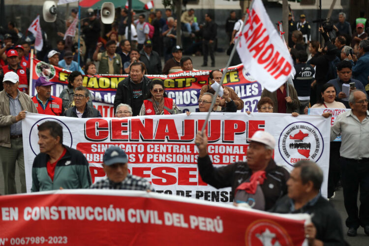 Integrantes de la Confederación General de Trabajadores del Perú (CGTP), el mayor gremio sindical del país, se manifiestan para advertir al Gobierno de la derechista Keiko Fujimori que no aceptarán ninguna reducción de derechos laborales, este jueves, en Lima (Perú). EFE/ Paolo Aguilar
