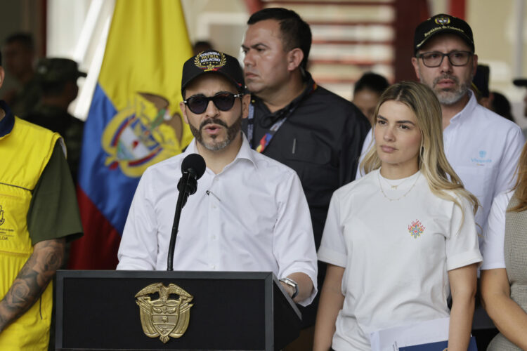 El presidente de Colombia, Abelardo de la Espriella, en compañía de la primera dama, Ana Lucía Pineda, habla durante una rueda de prensa este viernes en Pereira (Colombia). EFE/ Carlos Ortega
