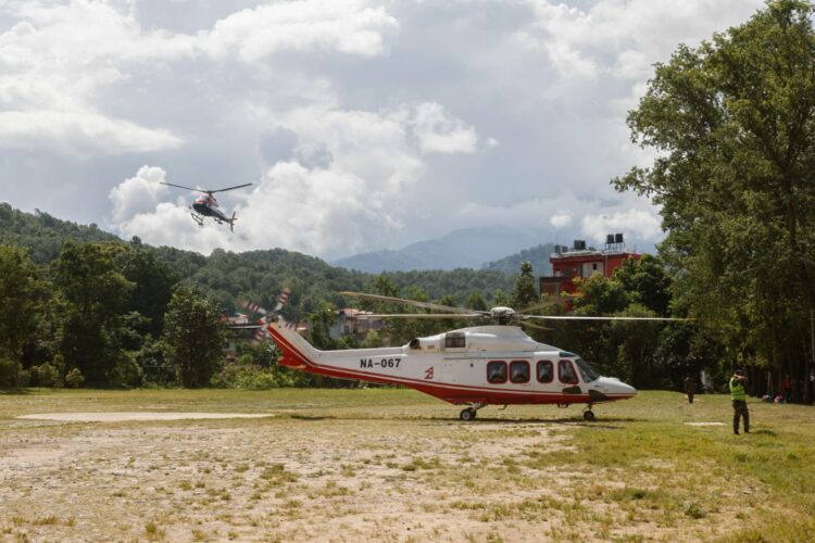 Trishuli Bazar (Nepal), 28/08/2026.- Un helicóptero del Ejército nepalí llega con supervivientes a una base militar tras las inundaciones repentinas del miércoles. EFE/EPA/NARENDRA SHRESTHA
