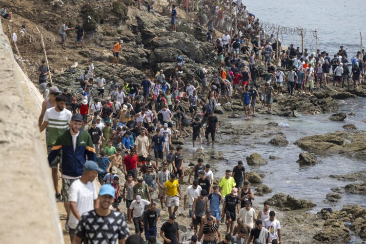 Migrantes regresando a Marruecos tras la entrada masiva a la ciudad española de Ceuta del pasado 30 de julio. EFE/EPA/JALAL MORCHIDI