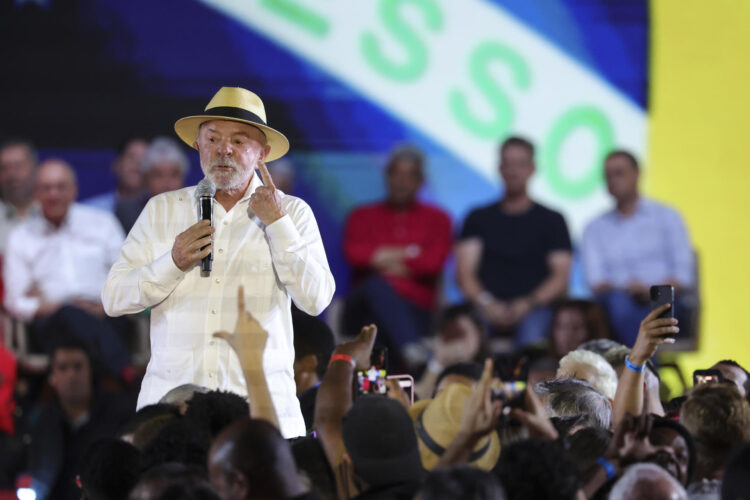 El presidente de Brasil, Luiz Inácio Lula da Silva, reacciona en la convención nacional del Partido de los Trabajadores de Brasil (PT) este domingo, en Sao Paulo (Brasil).EFE/ Sebastiao Moreira