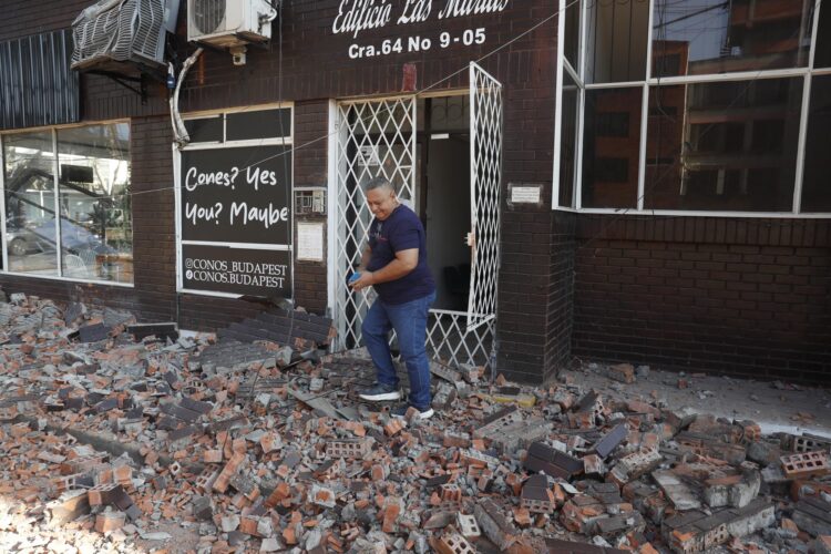 Un hombre camina sobre escombros tras un fuerte temblor este lunes, en Cali (Colombia). EFE/ Ernesto Guzmán