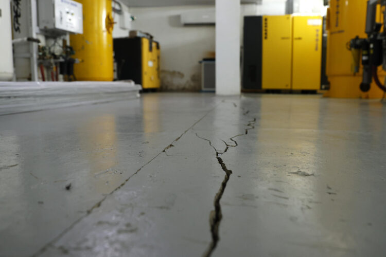 Fotografía que muestra las grietas que dejó el terremoto de magnitud 7,4 del pasado lunes, en el Hospital departamental San Francisco de Asis en Quibdó (Colombia). EFE/ Mauricio Dueñas Castañeda