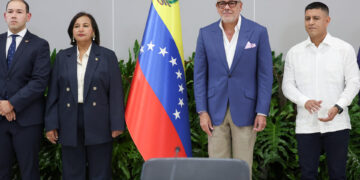 Chavismo y oposición acuerdan un primer ciclo de diálogo hasta el 12 de agosto