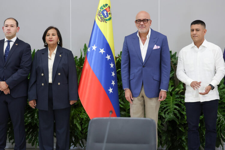 La exdiputada y quien encabeza la delegación opositora, Dinorah Figuera (c-i); el presidente del Parlamento, Jorge Rodríguez (c-d), y el vicepresidente de la Asamblea Nacional de Venezuela; Pedro Infante (d), asisten la instalación formal de la mesa de diálogo, impulsada por Estados Unidos, para avanzar hacia una transición en el país suramericano este jueves, en Caracas (Venezuela). EFE/ Miguel Gutiérrez