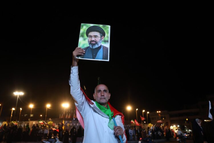 Imagen reciente de un hombre con el retrato del líder supremo de Irán, Mojtaba Jameneí, en Teherán. EFE/EPA/ABEDIN TAHERKENAREH RESTRICTIONS: NO Access Israel Media/Persian Language TV Stations Outside Iran/Strictly No Access BBC Persian/VOA Persian/Manoto TV/Iran International TV. (As mandated by Iran's Directorate General for Foreign Media) --