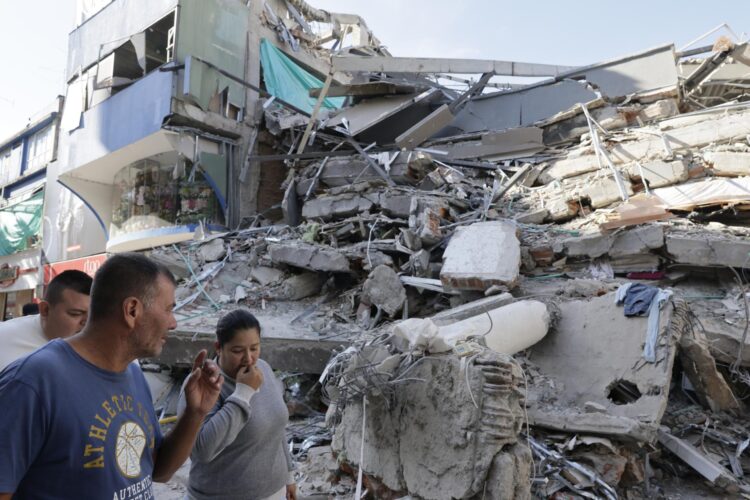 Personas caminan frente a una casa destruida tras el terremoto de magnitud 7,4 que sacudió la víspera a la mayor parte de Colombia. EFE/ Carlos Ortega
