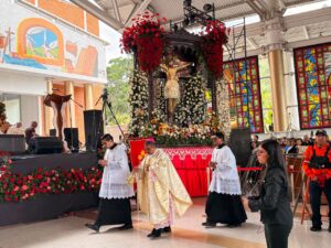 El Obispo de San Cristóbal invitó a respetar la dignidad humana. Foto: Mariana Duque