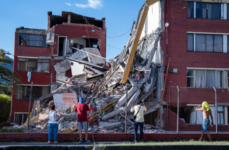 Personas observan viviendas afectadas luego de un terremoto de magnitud 7,4 este lunes, en Pereira (Colombia). EFE/ Leonardo Castañeda