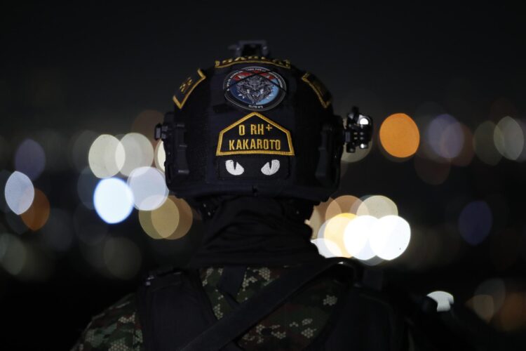Un integrante de la unidad especial Gaula del ejército patrulla este martes, durante un operativo de seguridad previo a la posesión del presidente electo de Colombia, Abelardo de la Espriella, el próximo 7 de agosto en Cali (Colombia). EFE/ Ernesto Guzmán