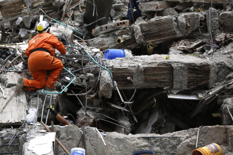 Un integrante de la brigada mexicana de socorristas Los Topos participa en una jornada de búsqueda y rescate entre unos escombros causados por el terremoto de magnitud 7,4 que sacudió el lunes el país y que deja más de dos centenares de personas muertas, este miércoles en Cali (Colombia). Los rescatistas mexicanos, encabezados por su líder, Héctor Méndez, llegaron a Colombia procedentes de Venezuela, donde estaban desde hace 41 días tras los dos potentes terremotos de La Guaira que el 24 de junio causaron más de 6.300 muertos, y fueron recibidos por el alcalde de Cali, Alejandro Eder. EFE/ Ernesto Guzmán
