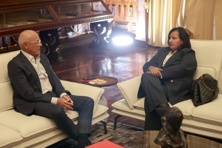 Fotografía de archivo del 18 de junio de 2026 del presidente de la Asamblea Nacional, Jorge Rodríguez (i), hablando durante una reunión con la exdiputada Dinorah Figuera en Caracas (Venezuela). EFE/ Ronald Peña R. ARCHIVO