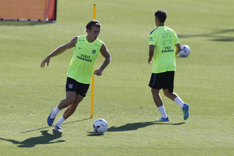 Pablo Barrios (i), durante un entrenamiento de pretemporada con el Atlético de Madrid. EFE/ Javier Lizón