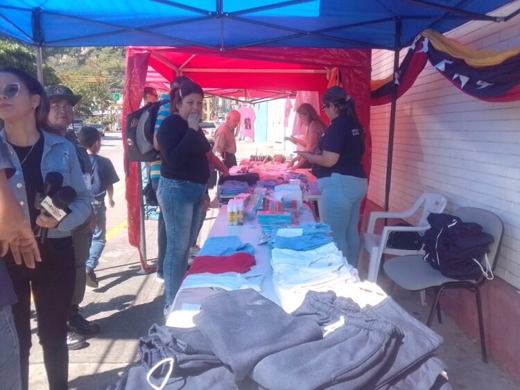 Variedad de uniformes para ambos sexos