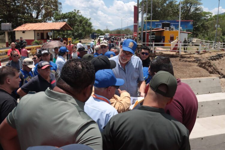 El Viceministro de Venezuela para Améwrica Latina, junto a representantews de Migración Colombia, entre otras autoridades en inspección al Puente Internacional Francisco de Paula Santander. Foto: Carlos Eduardo Ramírez.
