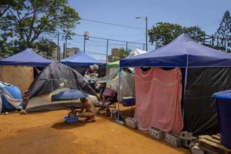 Personas afectadas por los terremotos en Venezuela, permanecen en un refugio, en Catia La Mar, La Guaira (Venezuela). EFE/ Miguel Gutiérrez